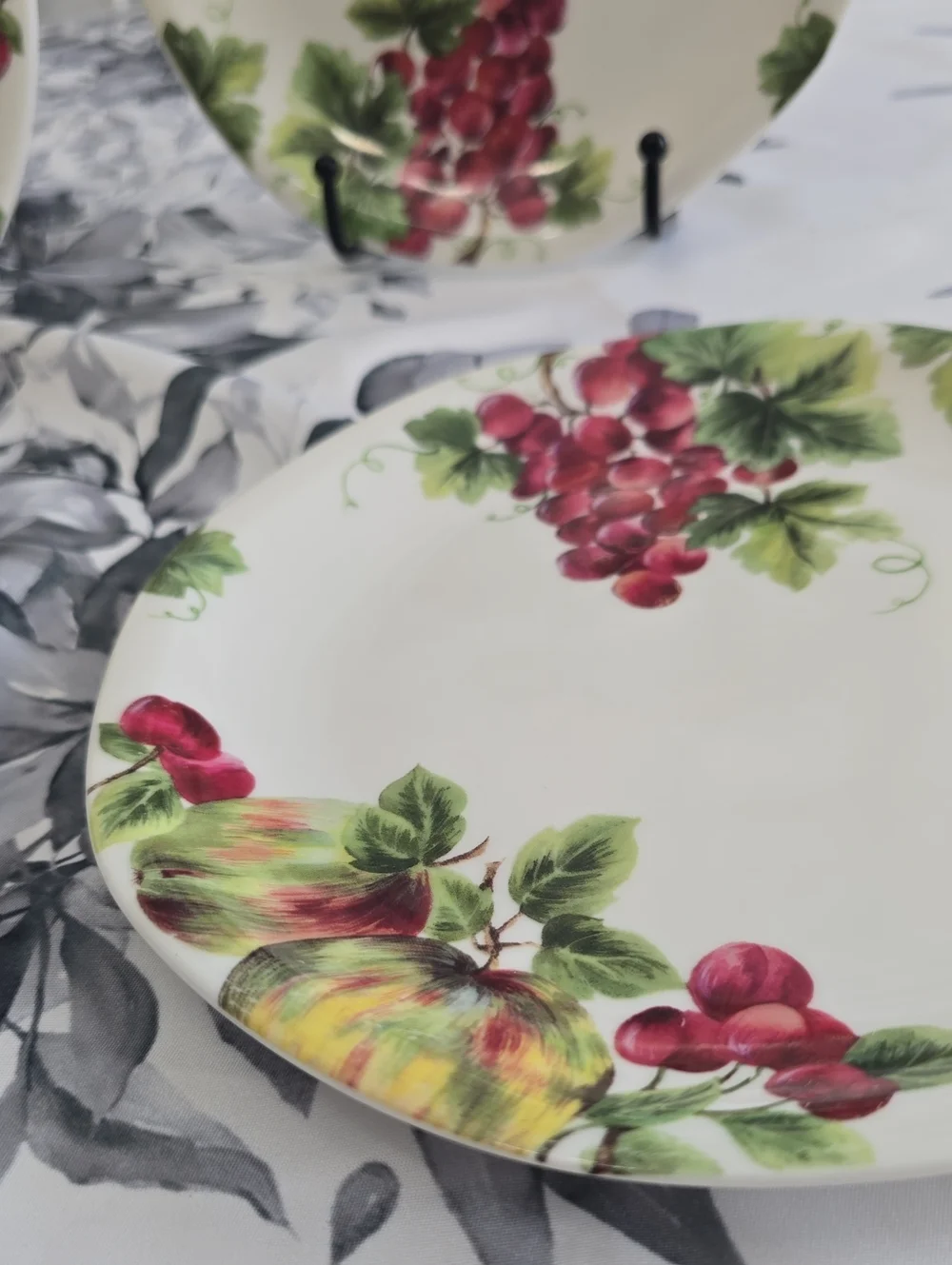 Vintage Royal Doulton Set Of 4 Everyday Fine China Vintage Grape Salad Plates